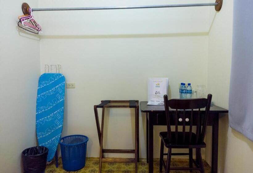 חדר אקונומי לשלושה, Rumors Resort