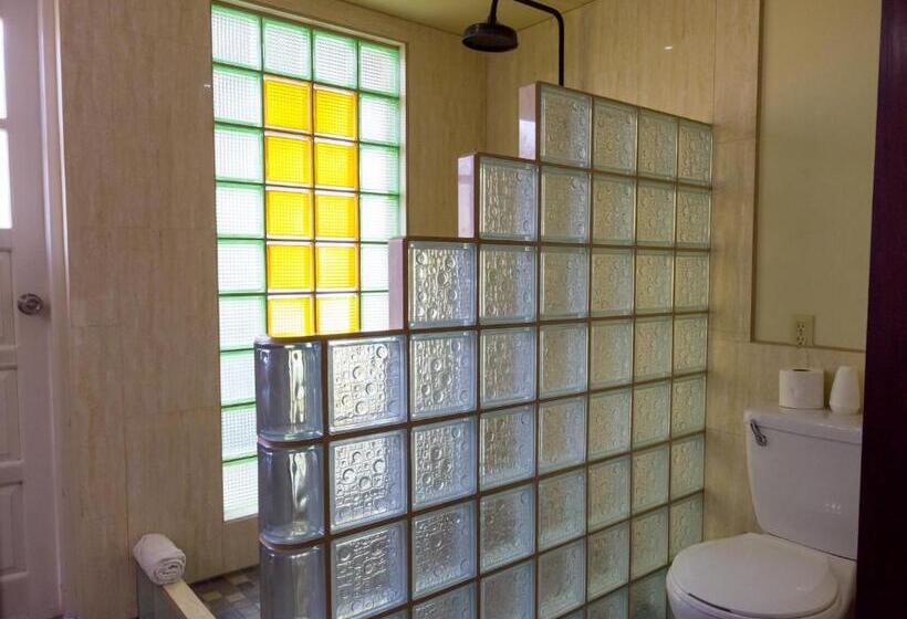 חדר אקונומי לשלושה, Rumors Resort