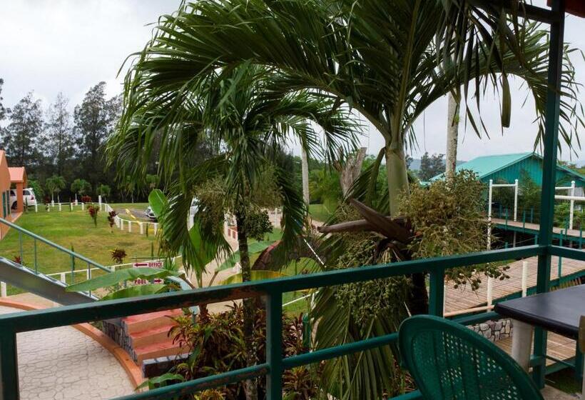 חדר אקונומי לשלושה, Rumors Resort