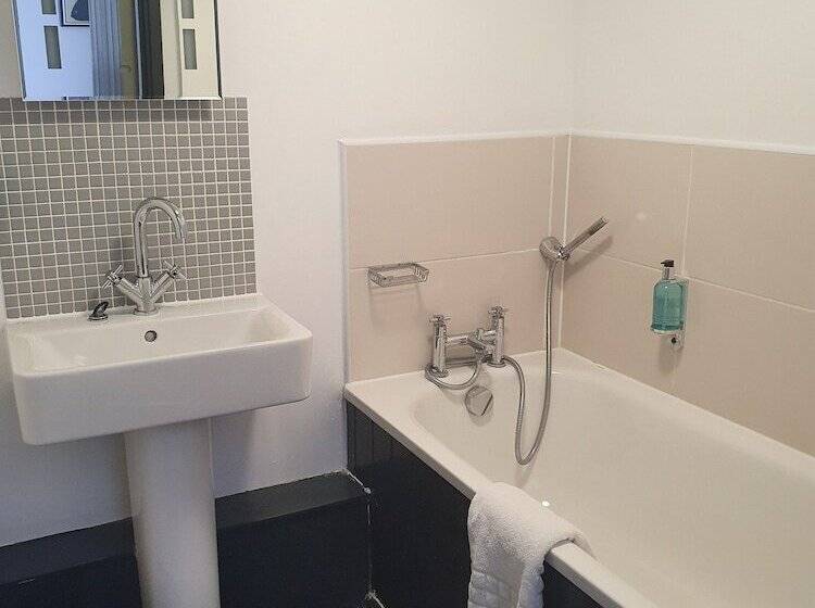 غرفة سوبيريور, The Red Lion