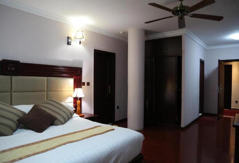 اتاق لوکس با بالکن, Trinity