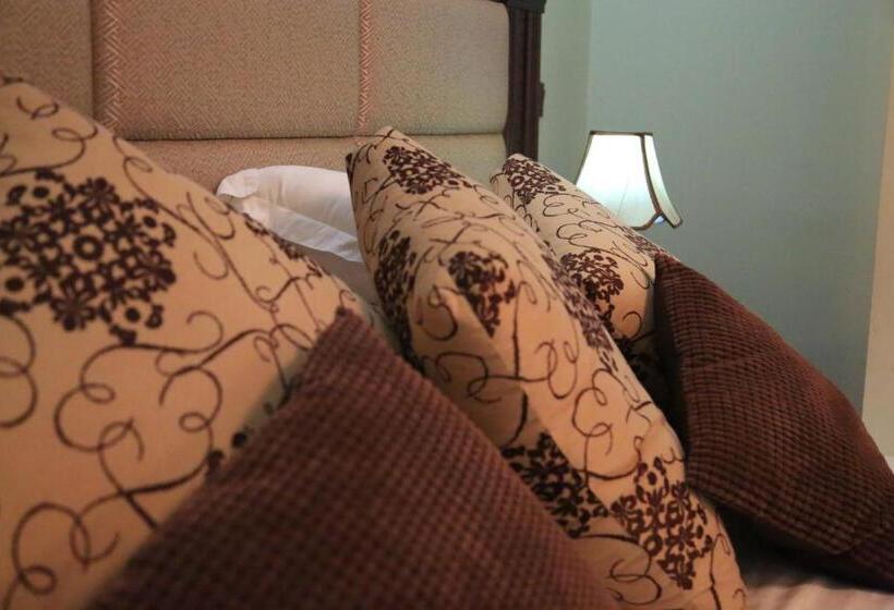 اتاق لوکس با بالکن, Trinity