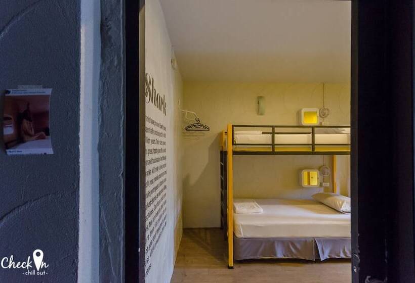 ルームシェアのワンベッド, Monkey Dive Hostel Khaolak