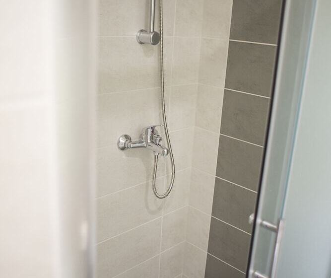 Monolocale Deluxe, Operetta House