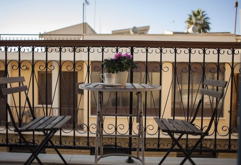 Monolocale Deluxe, Operetta House