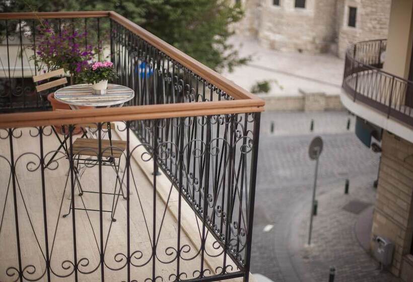 Monolocale Deluxe, Operetta House