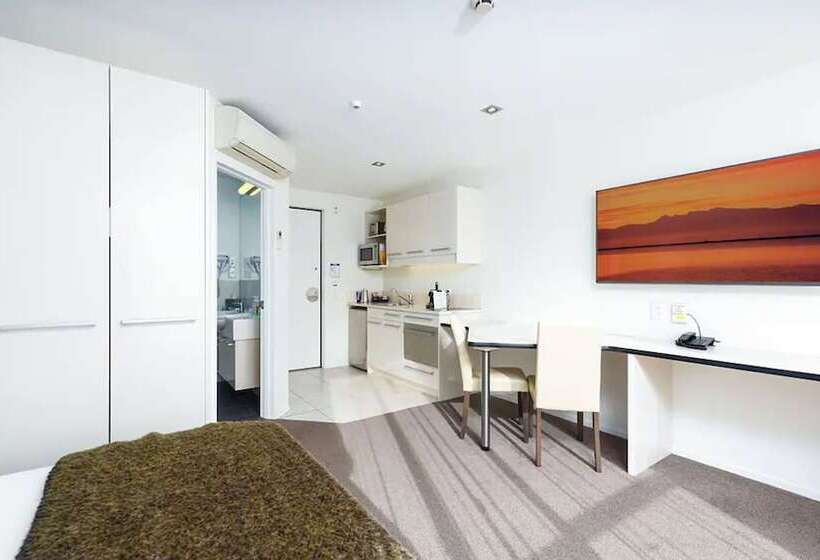 标准工作室, Palazzo Motor Lodge