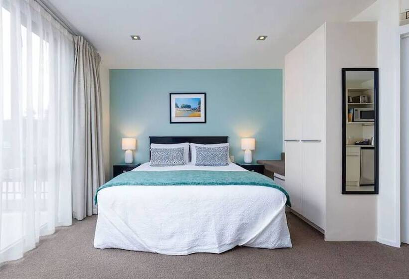 标准工作室, Palazzo Motor Lodge