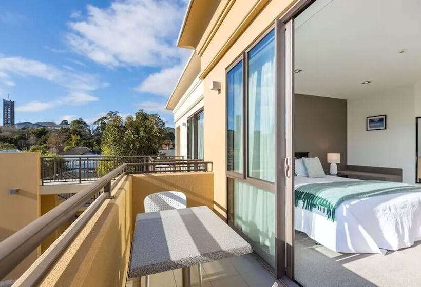 管理人员工作室, Palazzo Motor Lodge