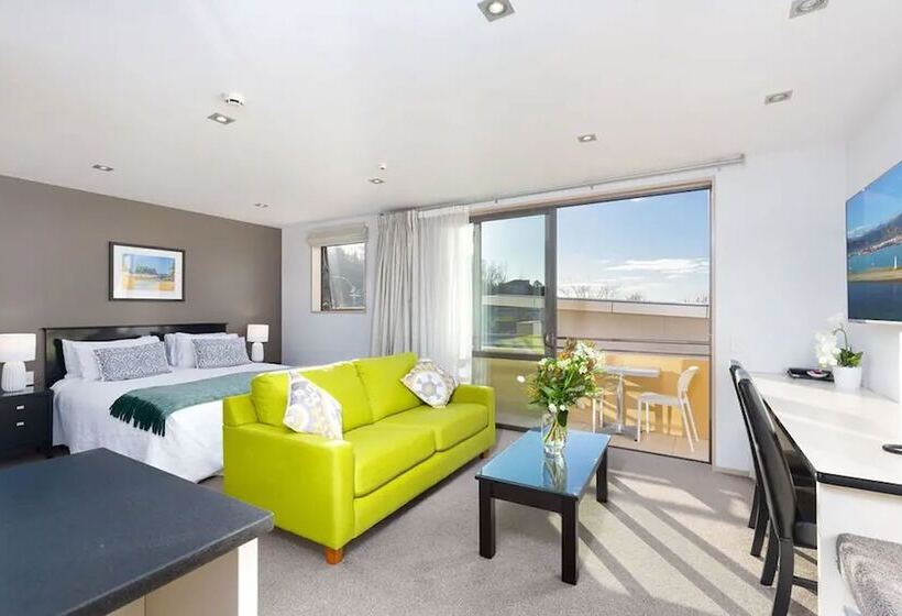 管理人员工作室, Palazzo Motor Lodge