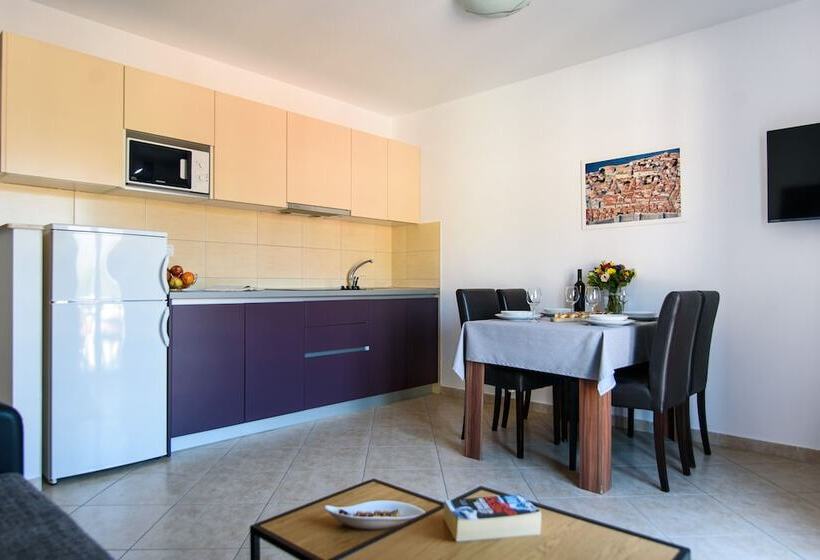سوئیت راحتی, California Apartments