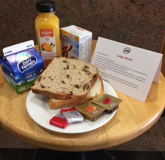 חדר משפחתי, Edgecliff Lodge Motel