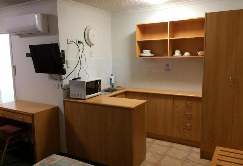 חדר משפחתי, Edgecliff Lodge Motel