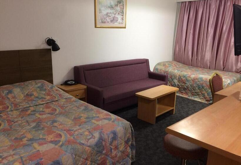 חדר משפחתי, Edgecliff Lodge Motel