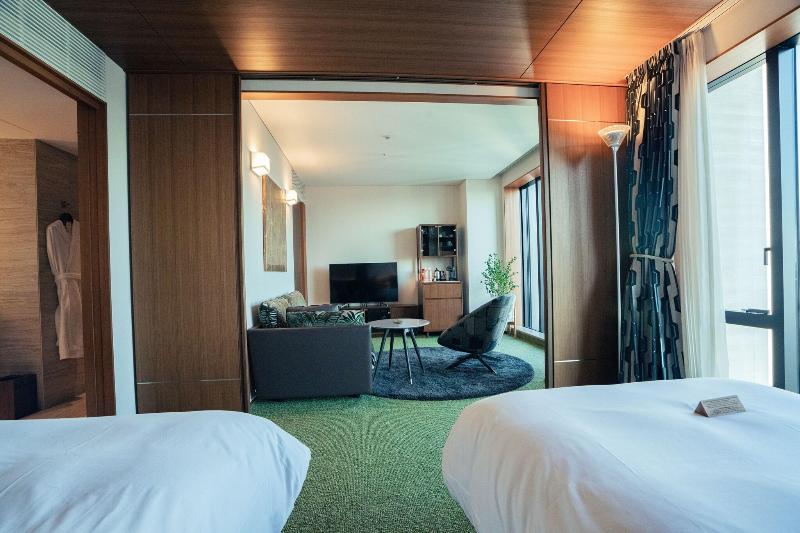 חדר משפחתי, Edgecliff Lodge Motel