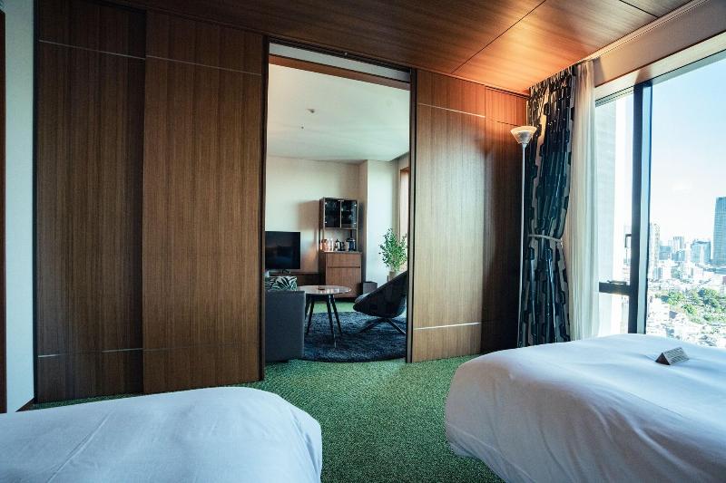 חדר משפחתי, Edgecliff Lodge Motel