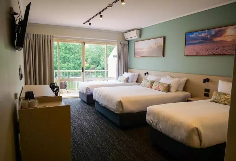 ファミリーステューディオ, Nightcap At Hinterland Hotel Nerang