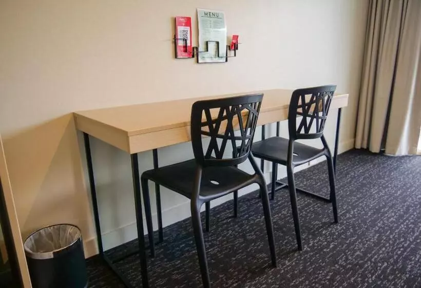 ファミリーステューディオ, Nightcap At Hinterland Hotel Nerang
