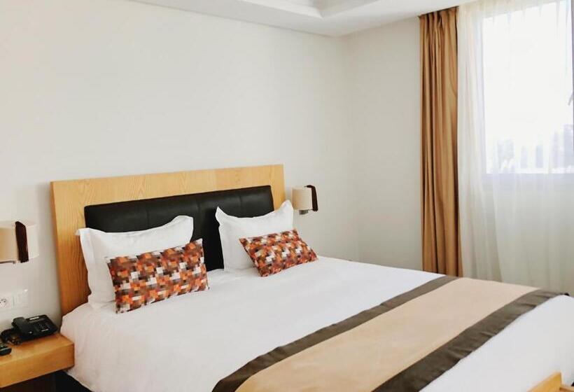 سوئیت با بالکن, Le Pietri Urban