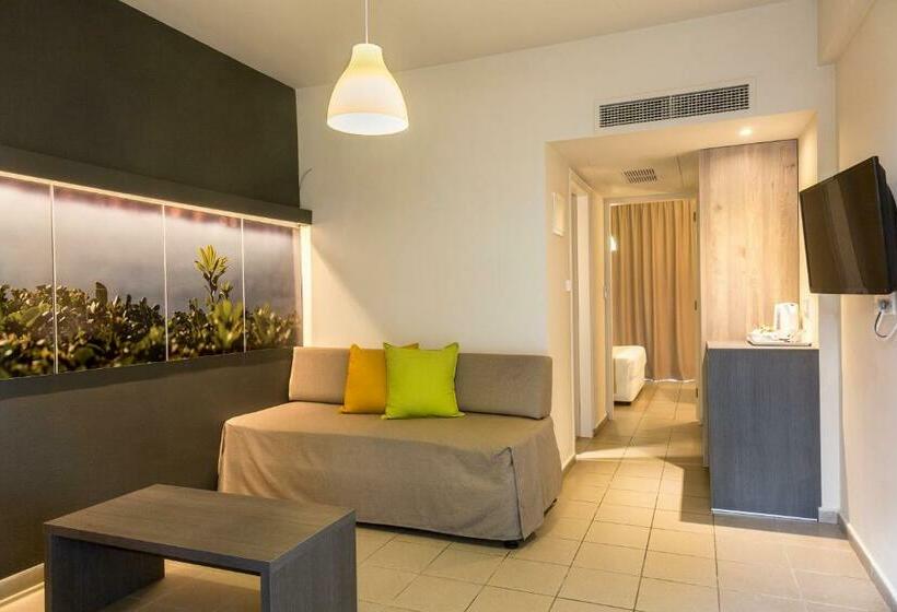 Семейный Номер Вид на Бассейн, Mayfair Gardens