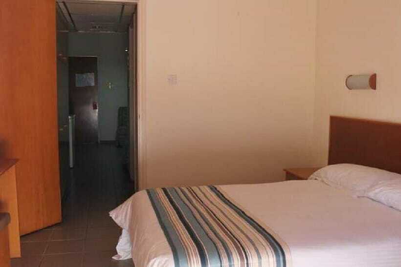 Семейный Номер Вид на Бассейн, Mayfair Gardens