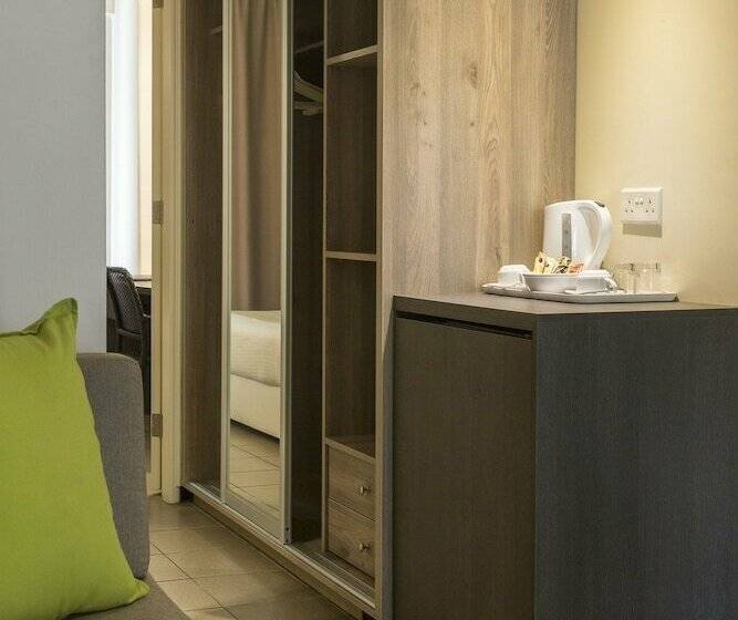 Номер Стандарт Вид на Бассейн, Mayfair Gardens