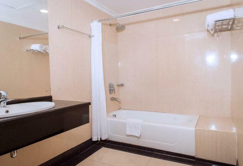 سوییت جونیور, Peacock