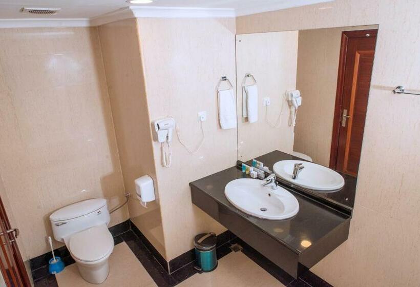 سوییت جونیور, Peacock