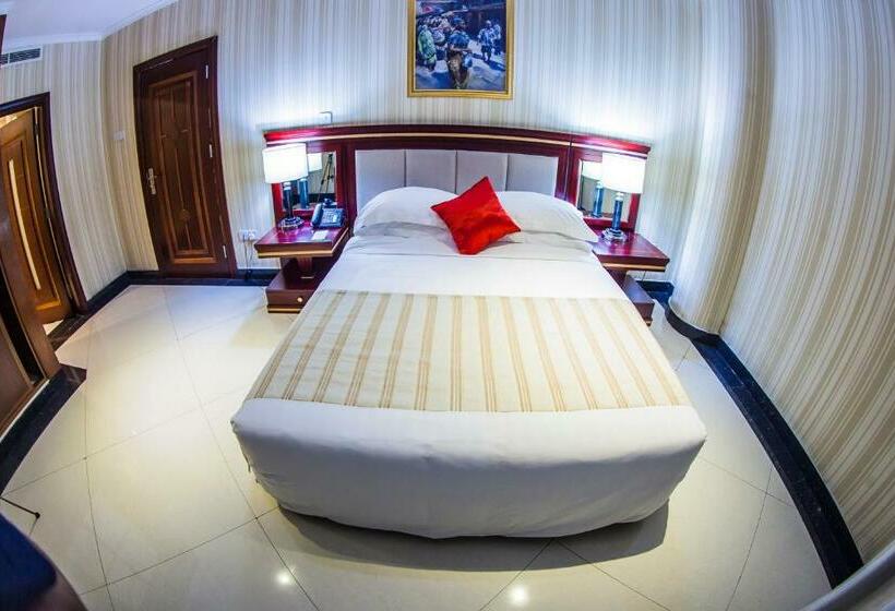 سوییت جونیور, Peacock