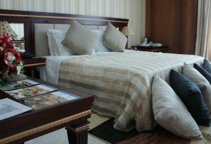 سوییت جونیور, Peacock