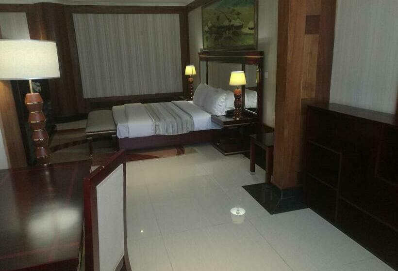 سوئیت پرزیدنت, Peacock