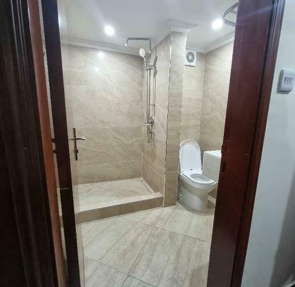 اتاق اکونومی, Peacock