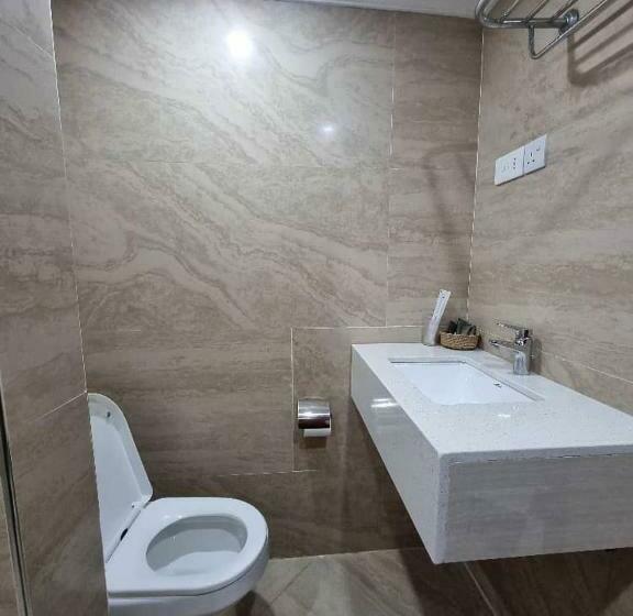 اتاق اکونومی, Peacock