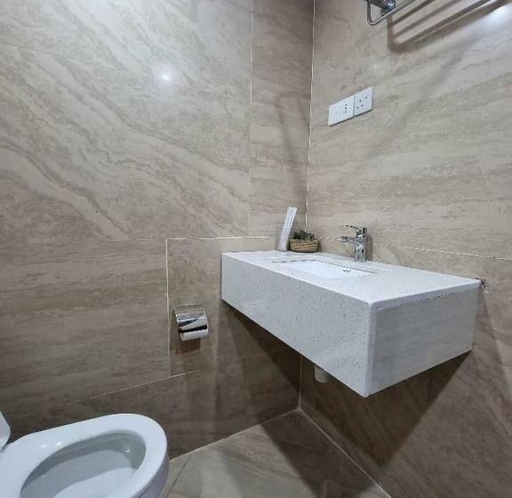 اتاق اکونومی, Peacock