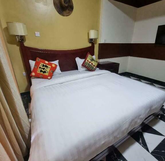 اتاق اکونومی, Peacock