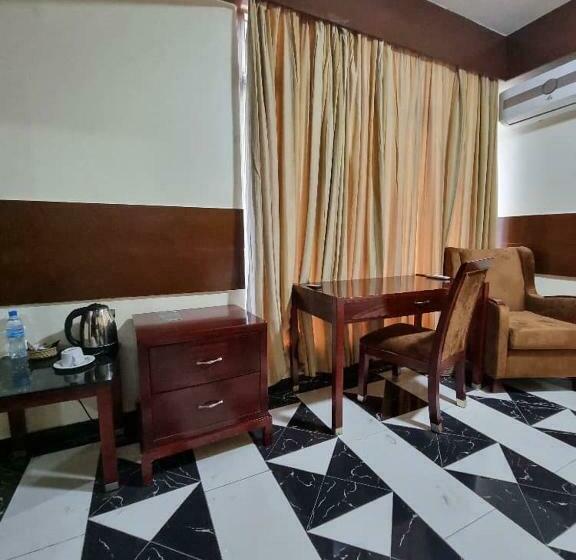 اتاق اکونومی, Peacock