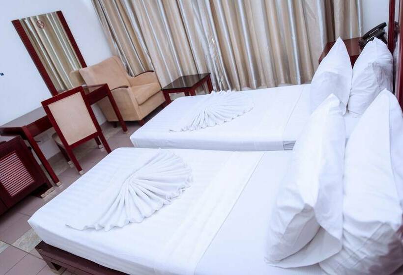 اتاق اکونومی, Peacock