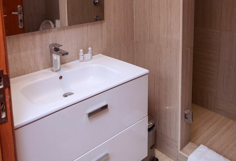 اتاق اکونومی, Peacock