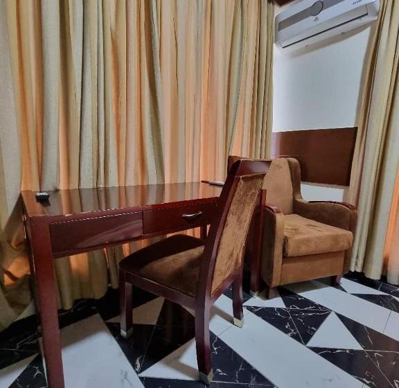 اتاق اکونومی, Peacock