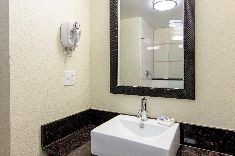 غرفة ديلوكس سرير كينج, Red Roof Inn Locust Grove