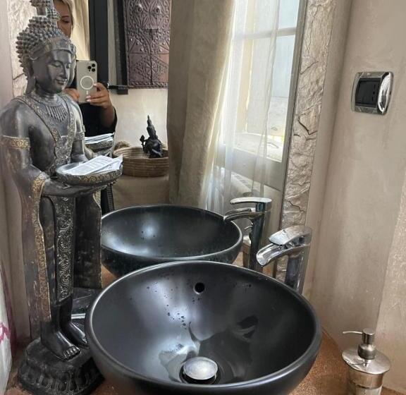 اتاق استاندارد یک نفره, Les Chambres De Amelie B&b