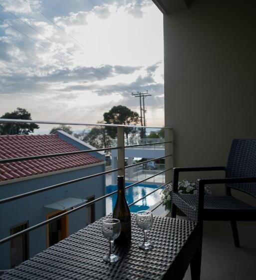 デラックススタジオ, Mantinia Bay