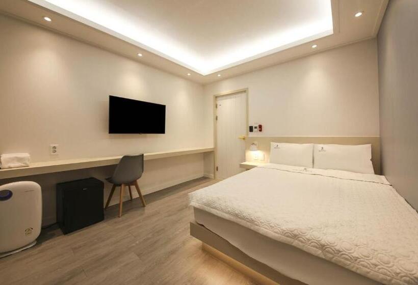 Номер Стандарт, Backpackers In Yeosu
