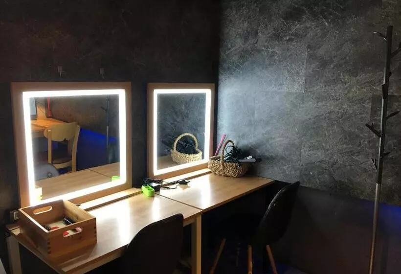 ルームシェアのワンベッド, Backpackers In Yeosu