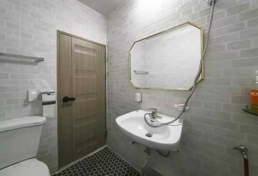 ルームシェアのワンベッド, Backpackers In Yeosu