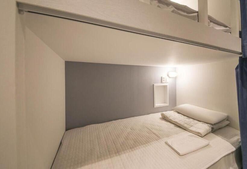 מיטה בחדר משותף, Backpackers In Yeosu