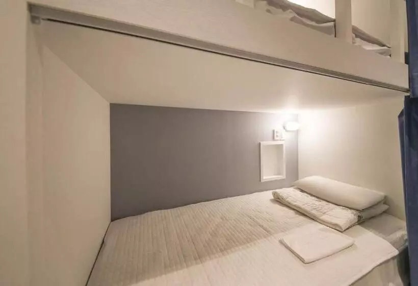 ルームシェアのワンベッド, Backpackers In Yeosu