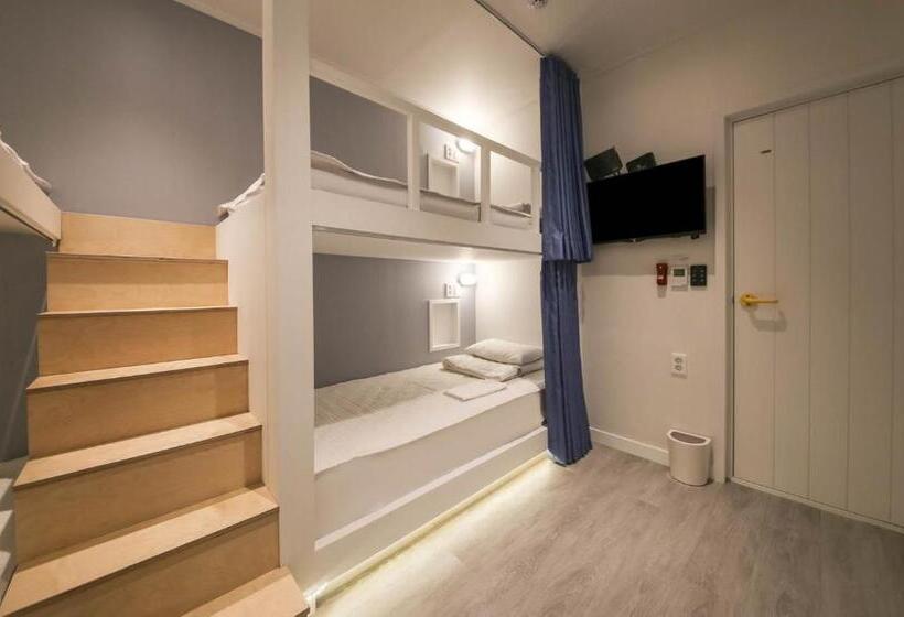 Кровать в Общей Комнате, Backpackers In Yeosu