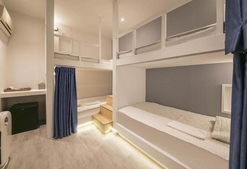 מיטה בחדר משותף, Backpackers In Yeosu