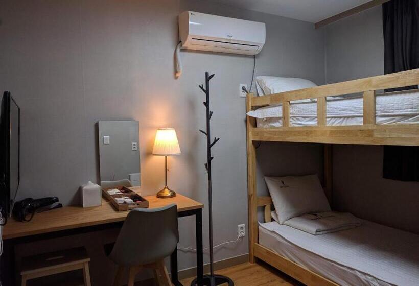 Номер Стандарт Вид на Город, Backpackers In Yeosu